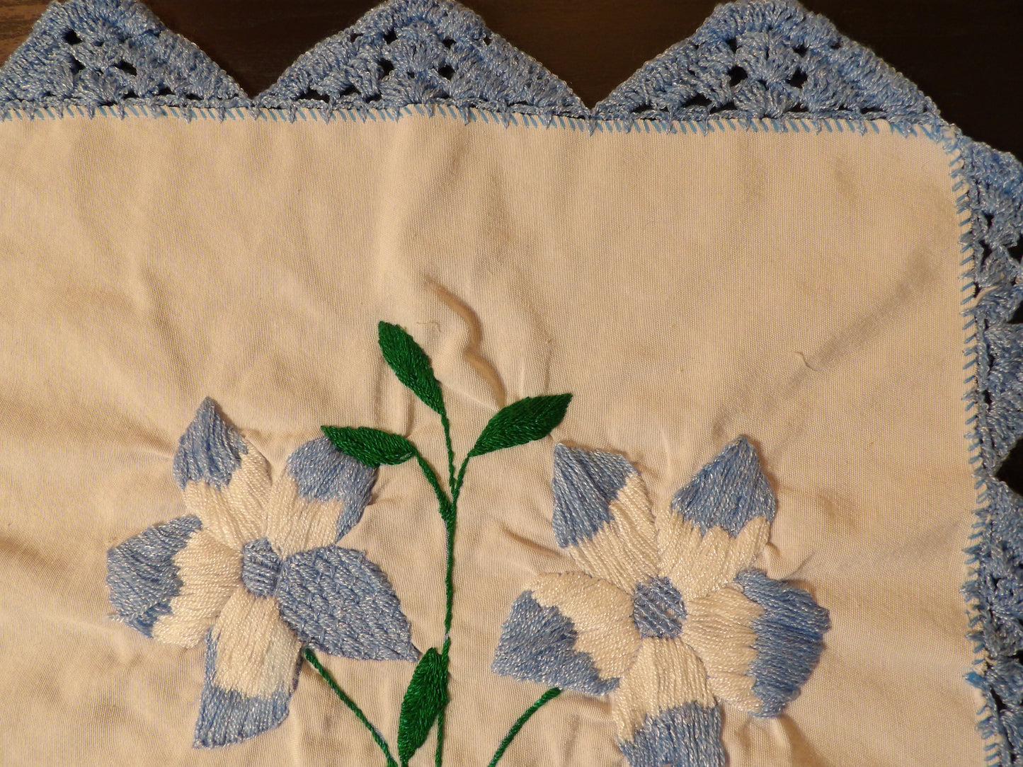 Small Mexican hand embroidered linen cloth, Mexican napkins (Servilletas bordadas a mano)