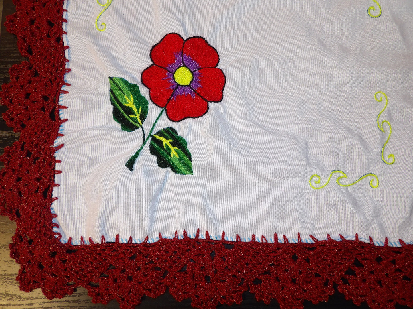 Small Mexican hand embroidered linen cloth, Mexican napkins (Servilletas bordadas a mano)