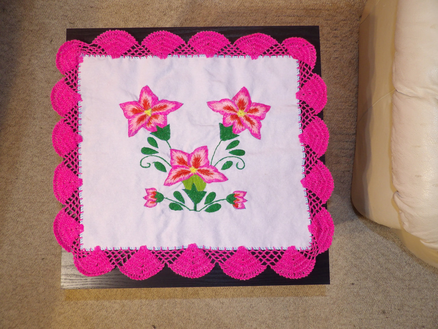 Small Mexican hand embroidered linen cloth, Mexican napkins (Servilletas bordadas a mano)