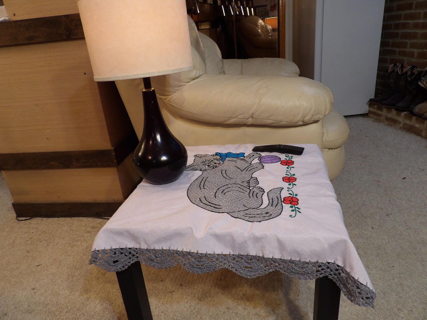 Coffee table or night table cloths hand embroidered (Manteles para mesa de sala o mesa de noche bordado a Mano)