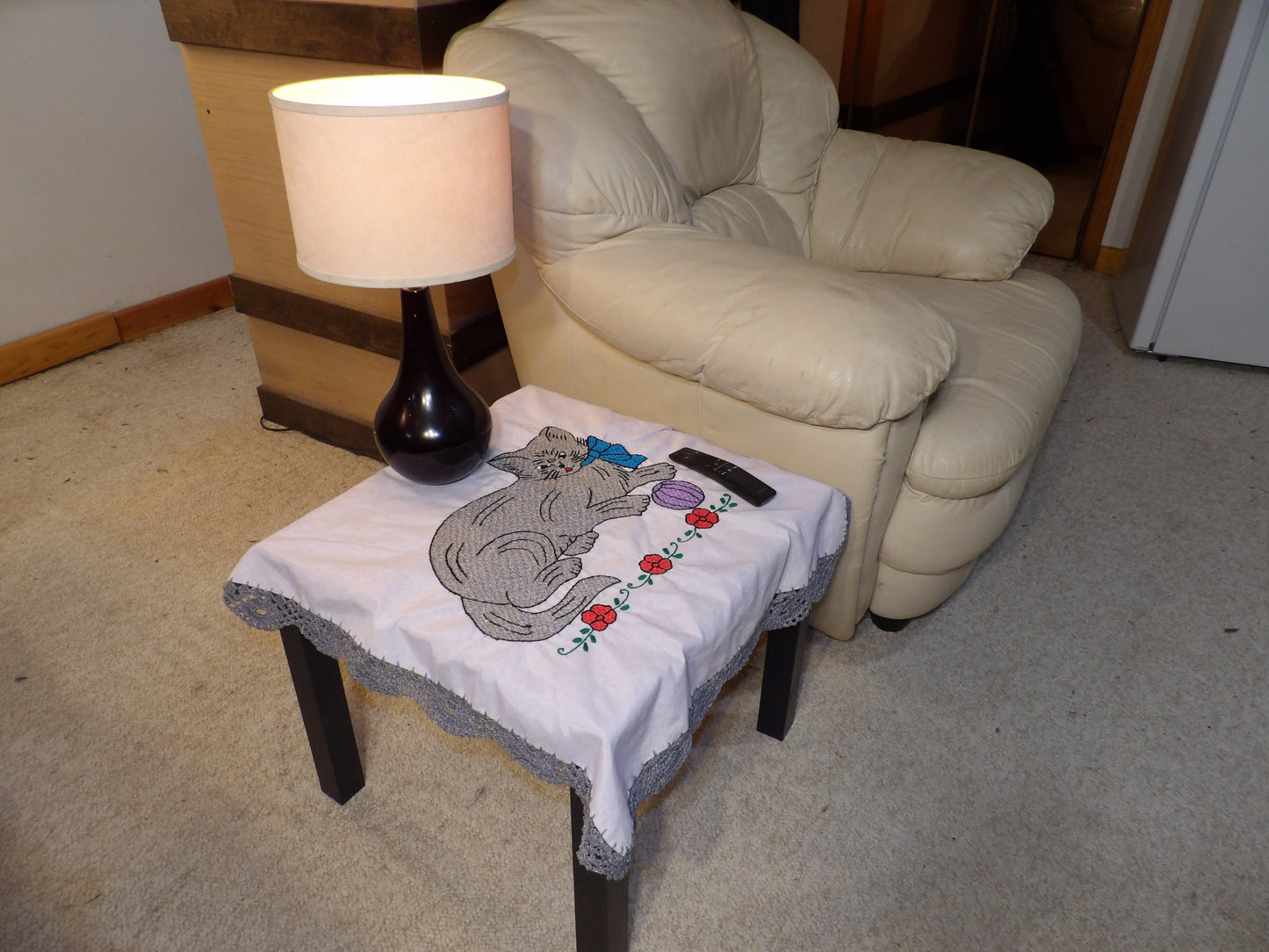 Coffee table or night table cloths hand embroidered (Manteles para mesa de sala o mesa de noche bordado a Mano)