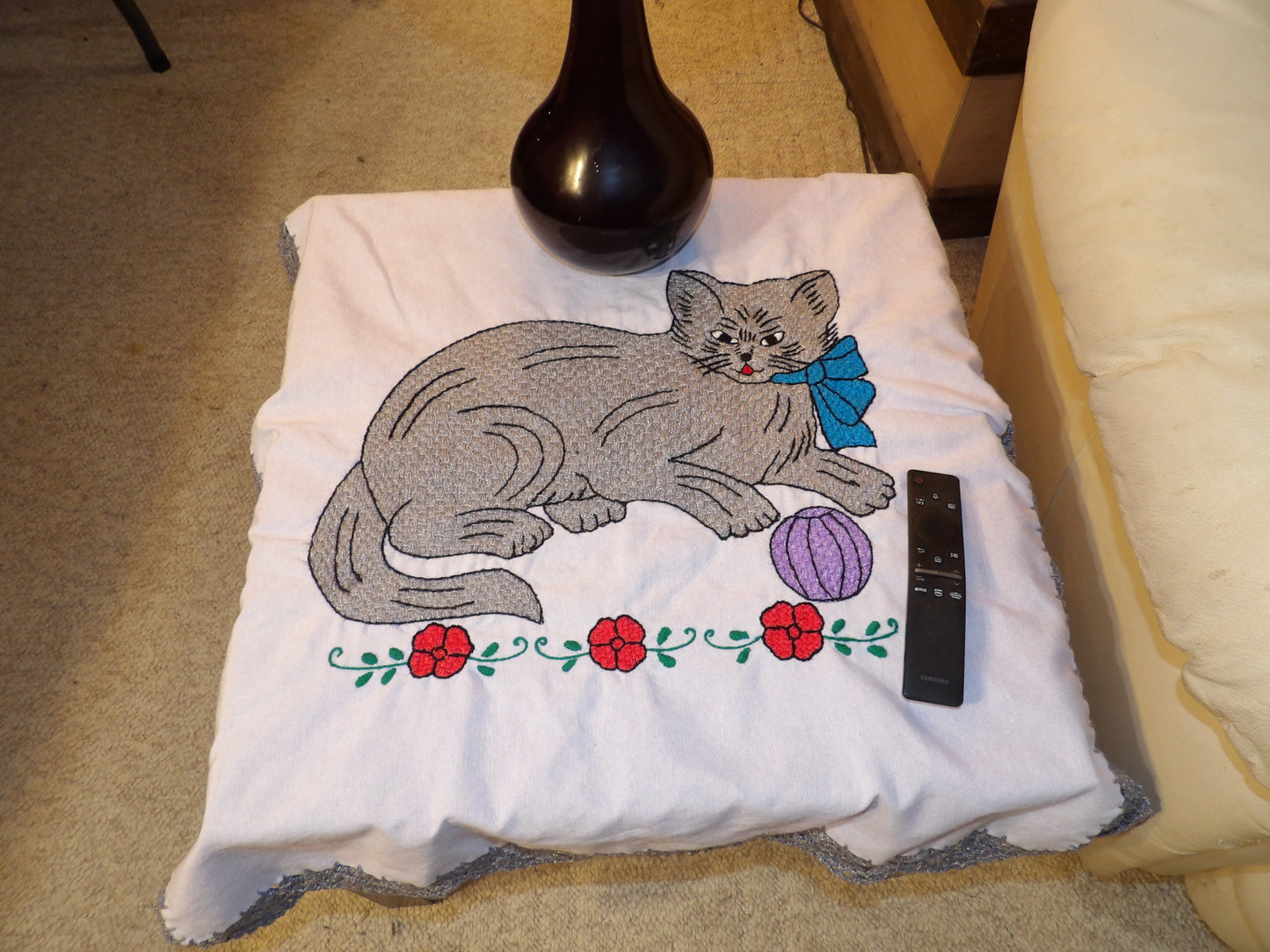 Coffee table or night table cloths hand embroidered (Manteles para mesa de sala o mesa de noche bordado a Mano)