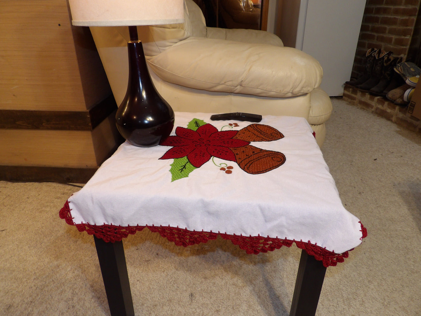 Coffee table or night table cloths hand embroidered (Manteles para mesa de sala o mesa de noche bordado a Mano)