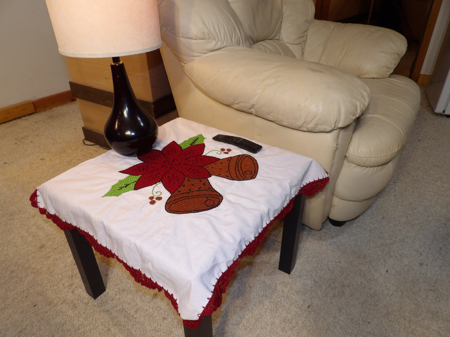 Coffee table or night table cloths hand embroidered (Manteles para mesa de sala o mesa de noche bordado a Mano)