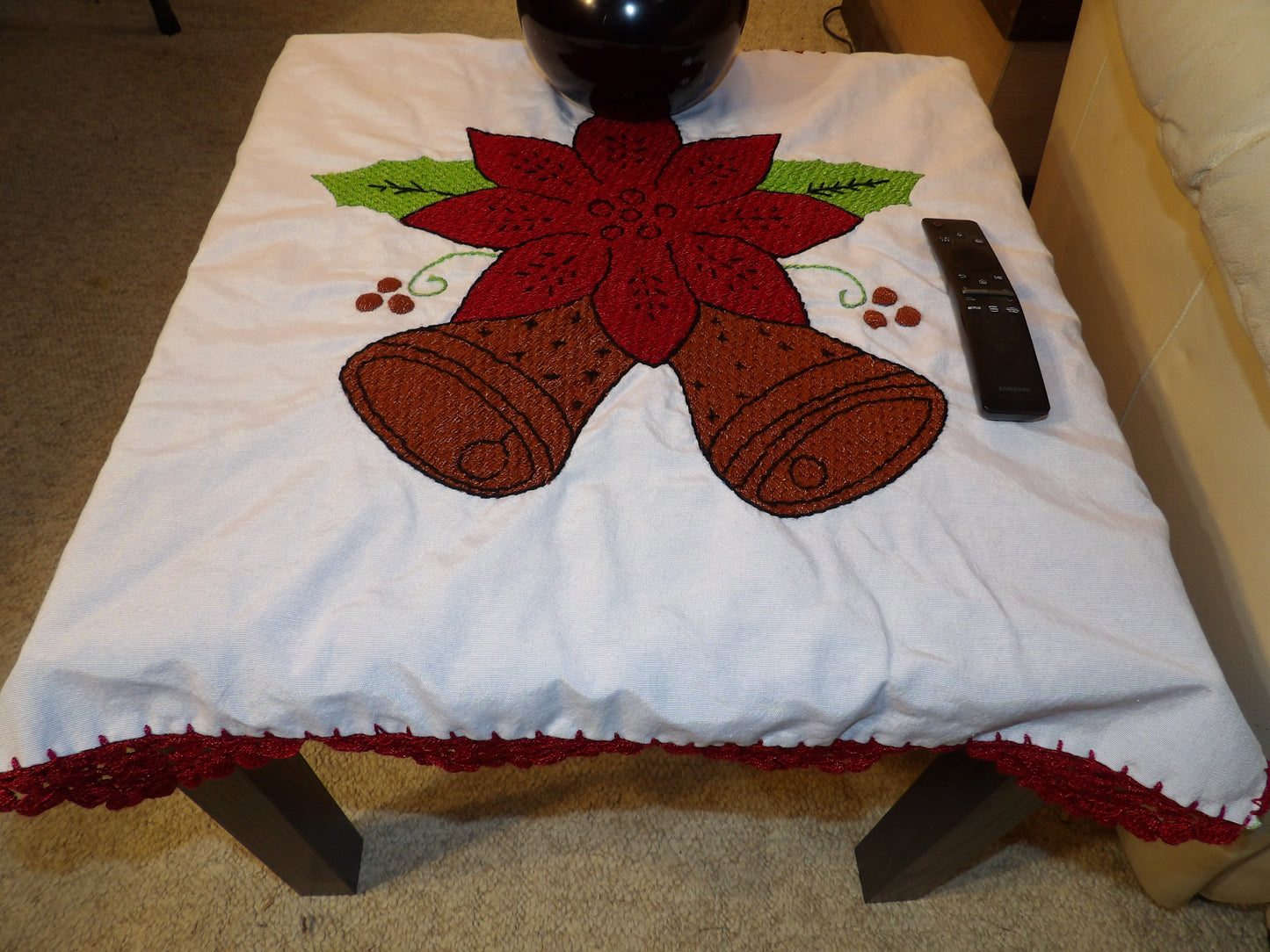 Coffee table or night table cloths hand embroidered (Manteles para mesa de sala o mesa de noche bordado a Mano)