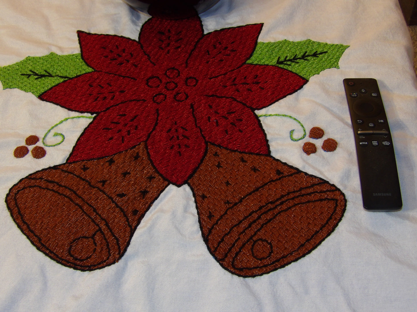 Coffee table or night table cloths hand embroidered (Manteles para mesa de sala o mesa de noche bordado a Mano)