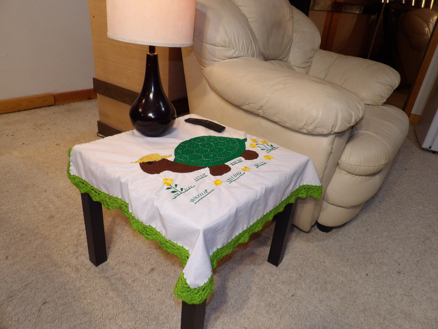 Coffee table or night table cloths hand embroidered (Manteles para mesa de sala o mesa de noche bordado a Mano)