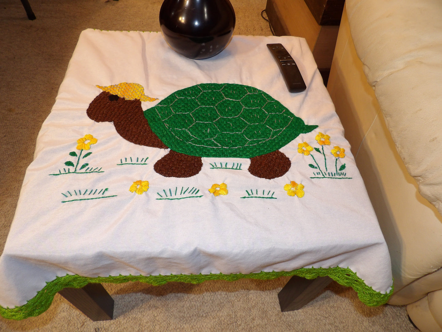 Coffee table or night table cloths hand embroidered (Manteles para mesa de sala o mesa de noche bordado a Mano)