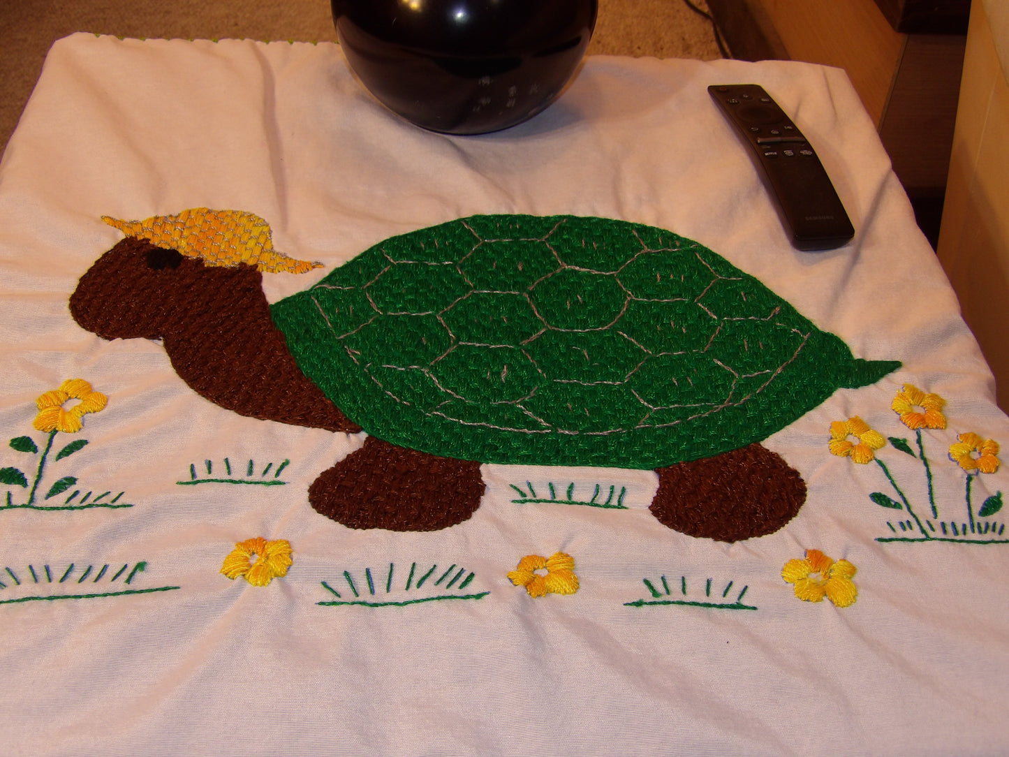 Coffee table or night table cloths hand embroidered (Manteles para mesa de sala o mesa de noche bordado a Mano)
