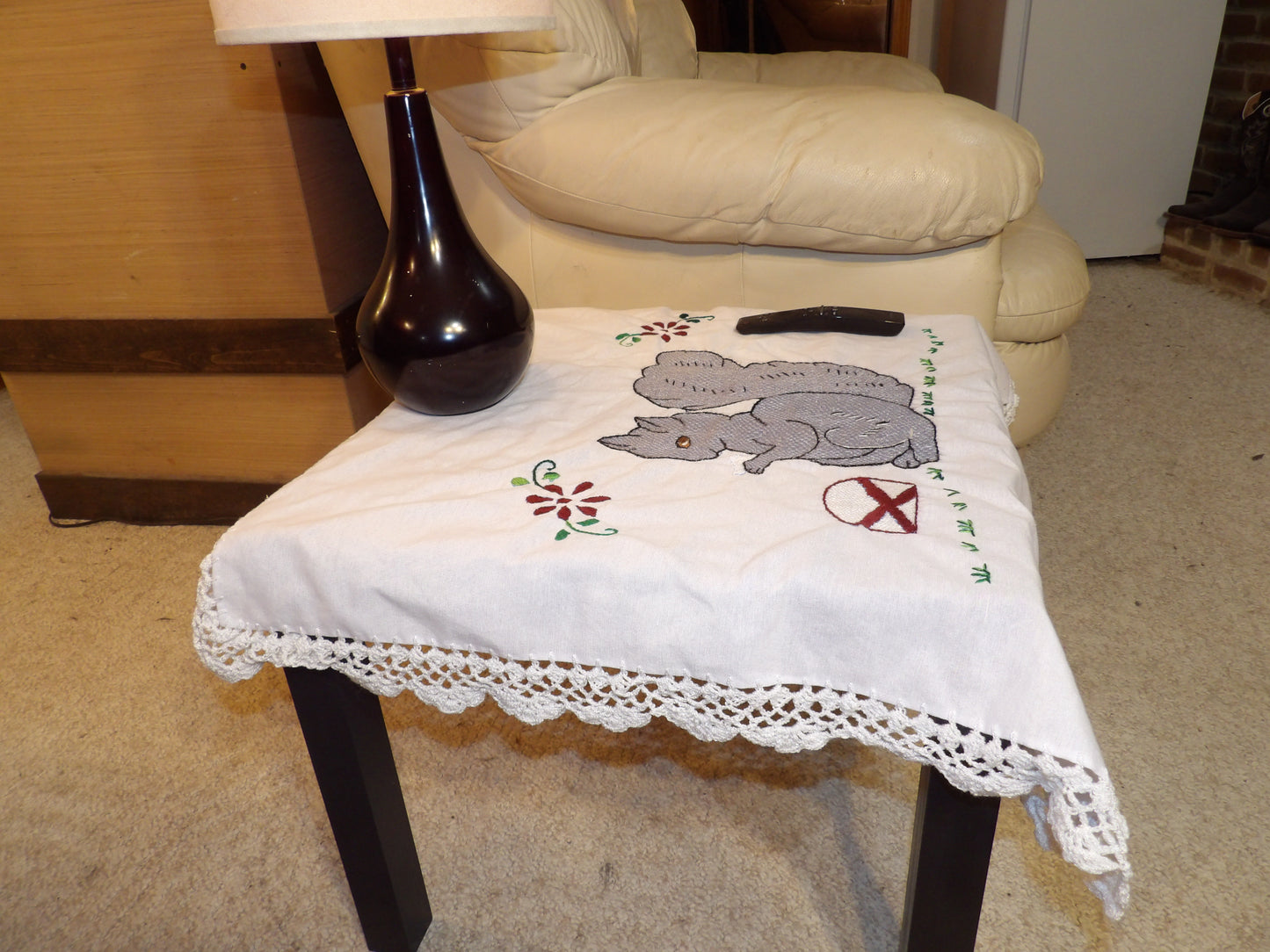 Coffee table or night table cloths hand embroidered (Manteles para mesa de sala o mesa de noche bordado a Mano)