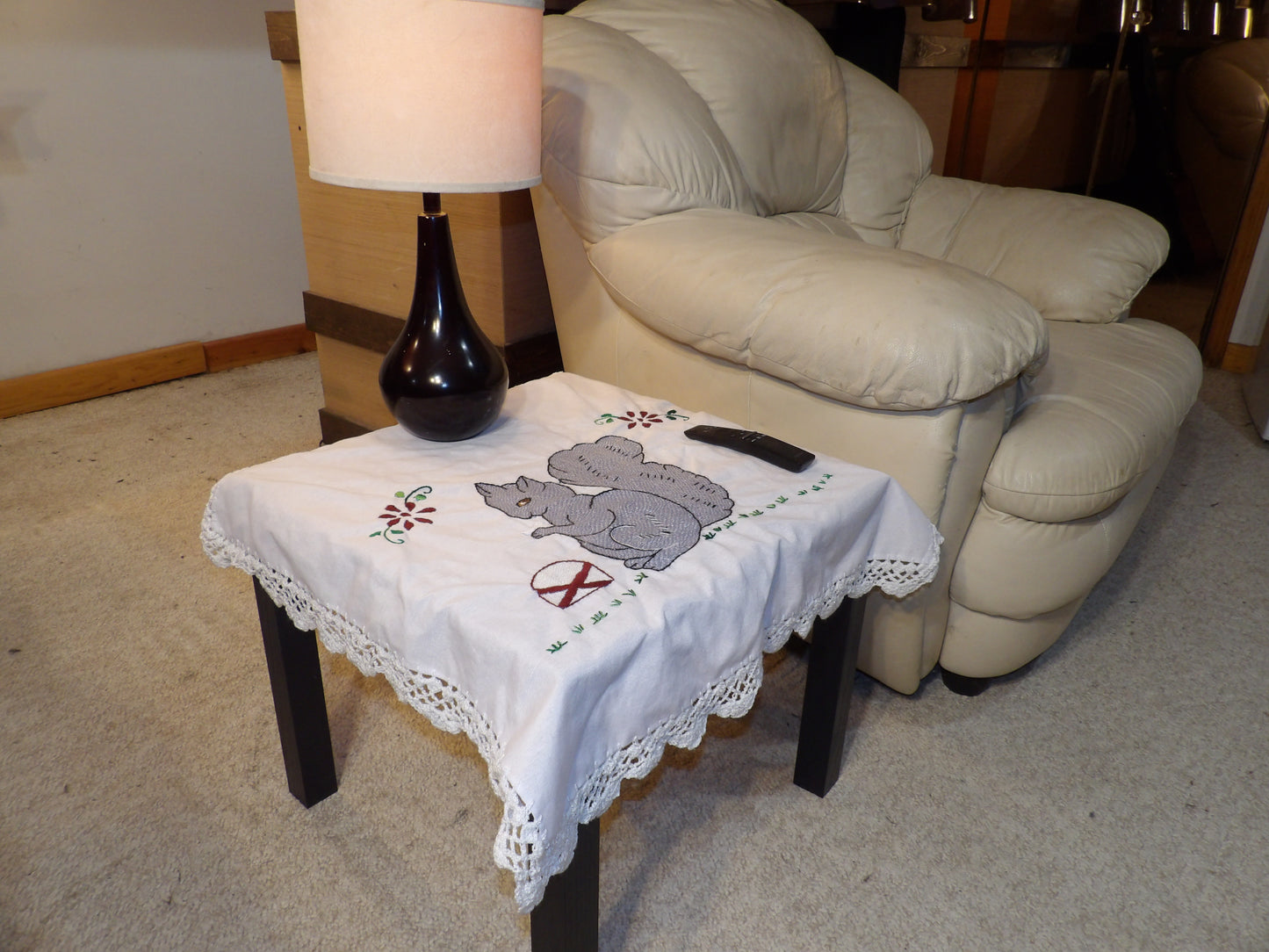 Coffee table or night table cloths hand embroidered (Manteles para mesa de sala o mesa de noche bordado a Mano)