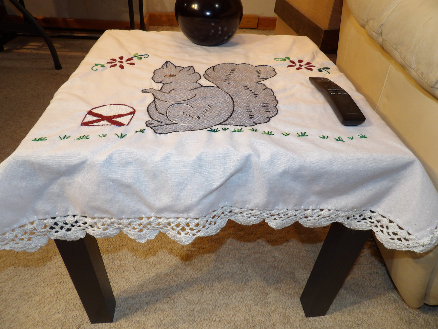 Coffee table or night table cloths hand embroidered (Manteles para mesa de sala o mesa de noche bordado a Mano)