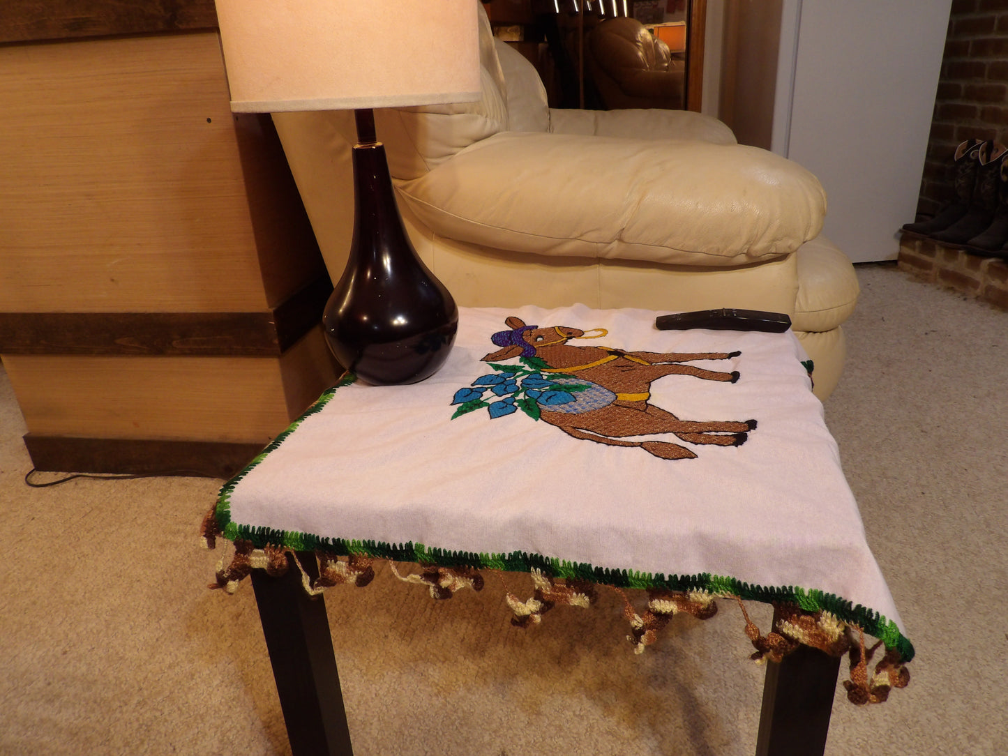 Coffee table or night table cloths hand embroidered (Manteles para mesa de sala o mesa de noche bordado a Mano)