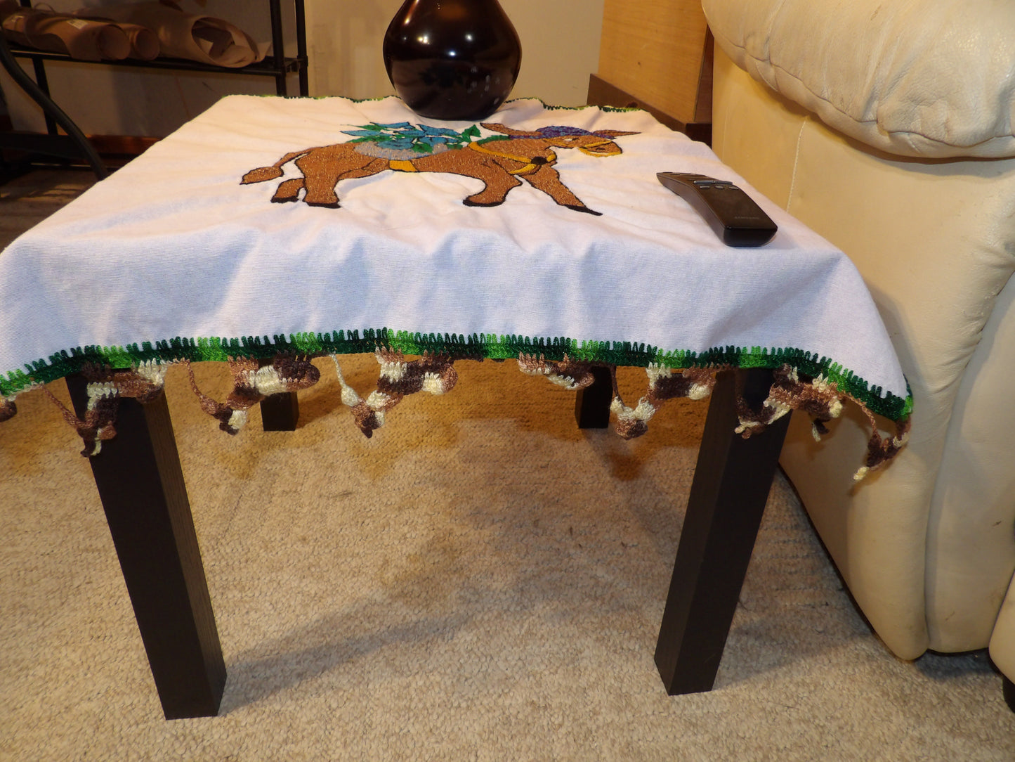 Coffee table or night table cloths hand embroidered (Manteles para mesa de sala o mesa de noche bordado a Mano)