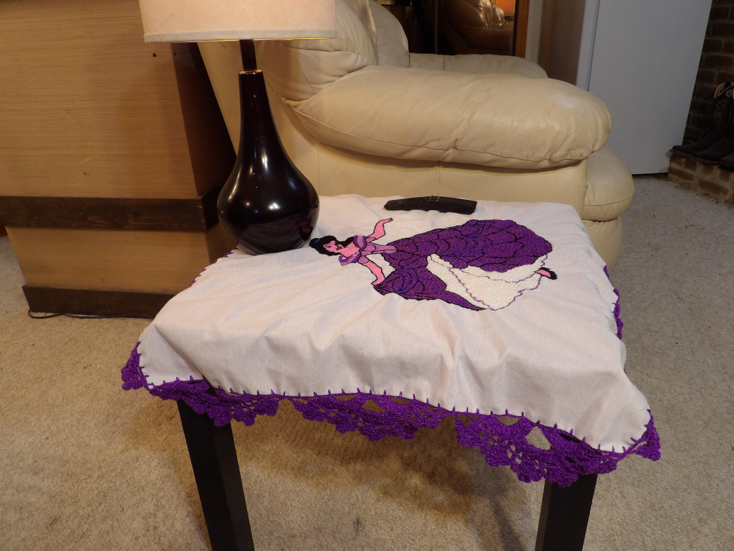 Coffee table or night table cloths hand embroidered (Mantel para mesa de sala o mesa de noche bordado a Mano)