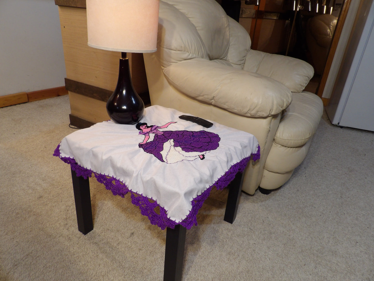 Coffee table or night table cloths hand embroidered (Mantel para mesa de sala o mesa de noche bordado a Mano)