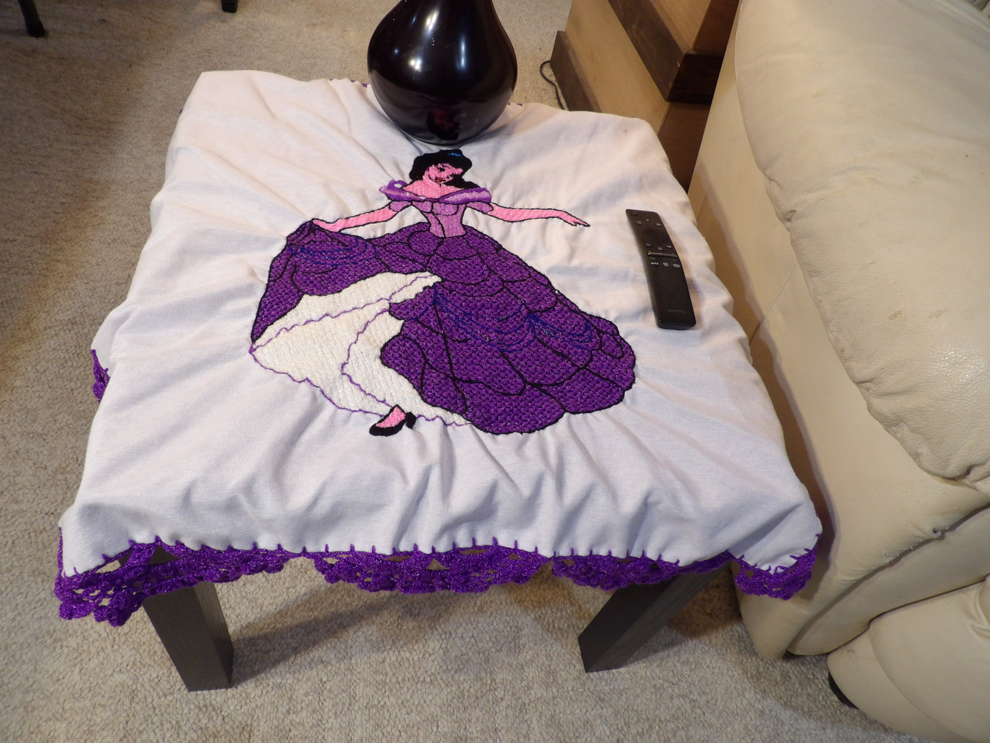 Coffee table or night table cloths hand embroidered (Mantel para mesa de sala o mesa de noche bordado a Mano)