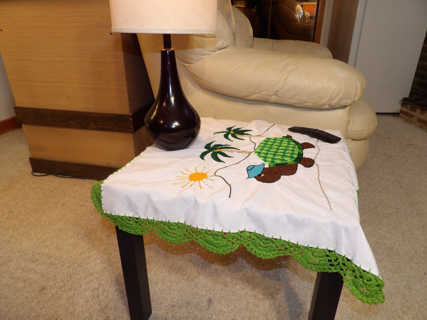 Coffee table or night table cloths hand embroidered (Mantel para mesa de sala o mesa de noche bordado a Mano)