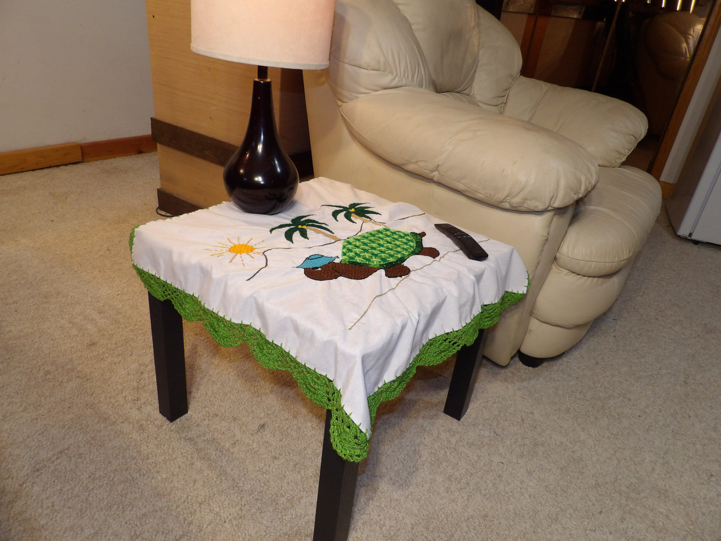 Coffee table or night table cloths hand embroidered (Mantel para mesa de sala o mesa de noche bordado a Mano)