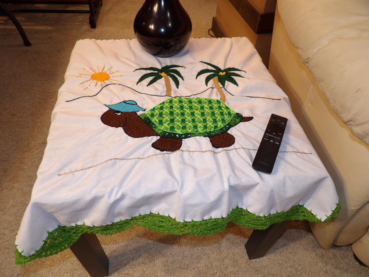Coffee table or night table cloths hand embroidered (Mantel para mesa de sala o mesa de noche bordado a Mano)