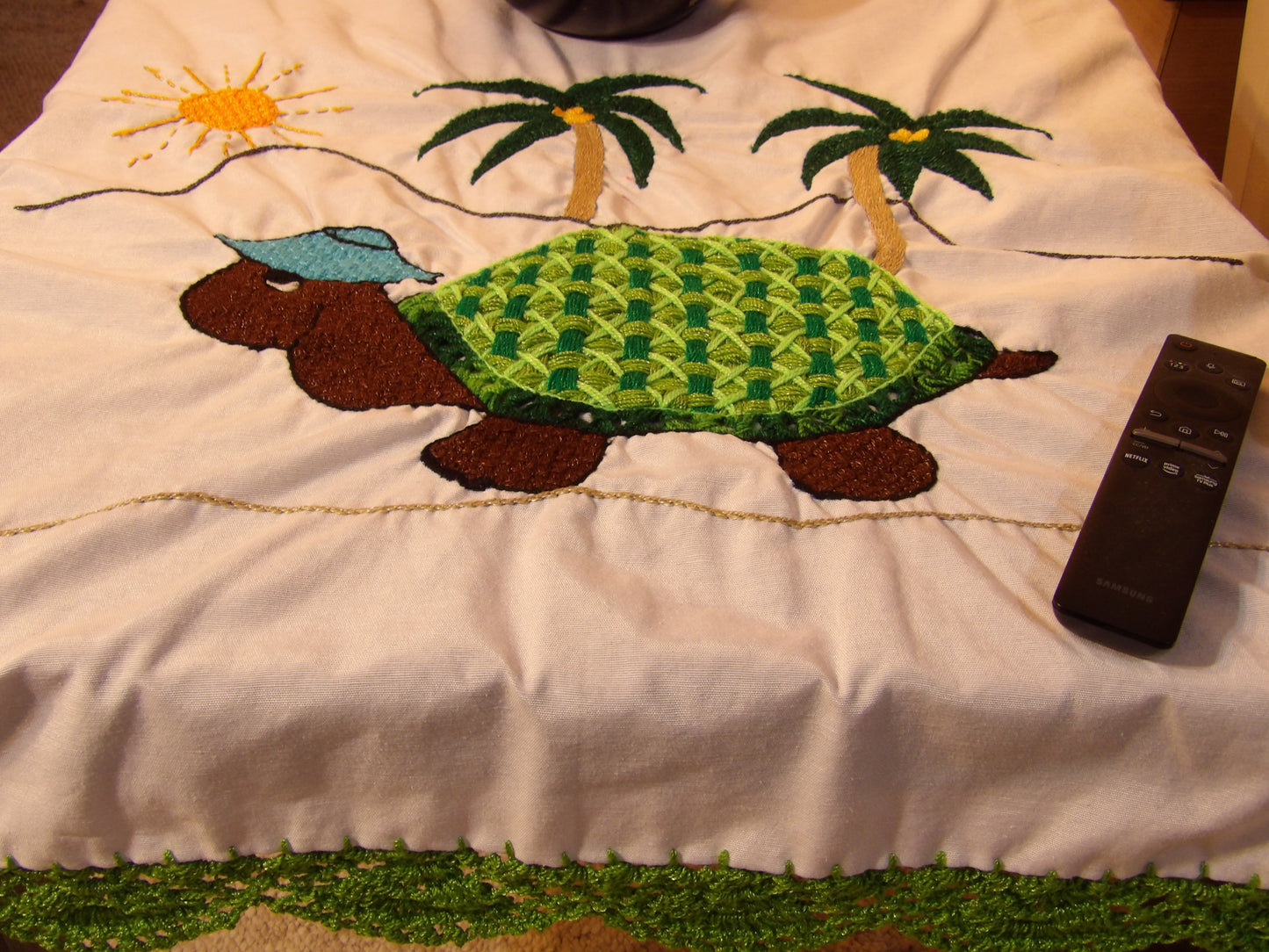 Coffee table or night table cloths hand embroidered (Mantel para mesa de sala o mesa de noche bordado a Mano)
