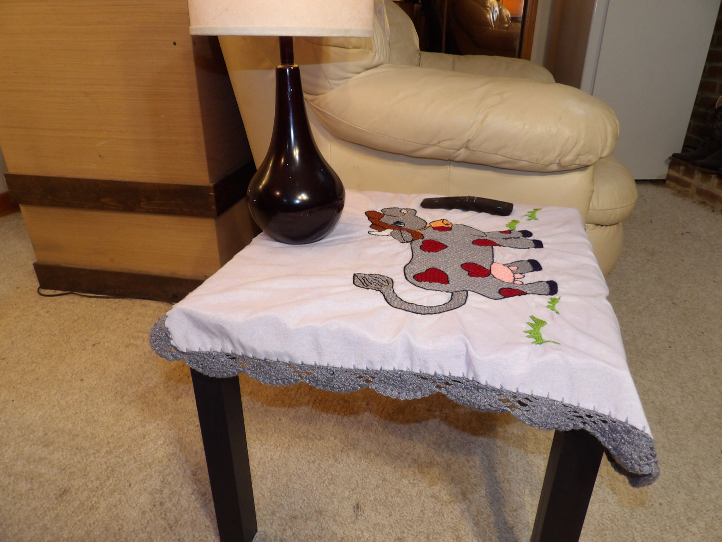 Coffee table or night table cloths hand embroidered (Mantel para mesa de sala o mesa de noche bordado a Mano)