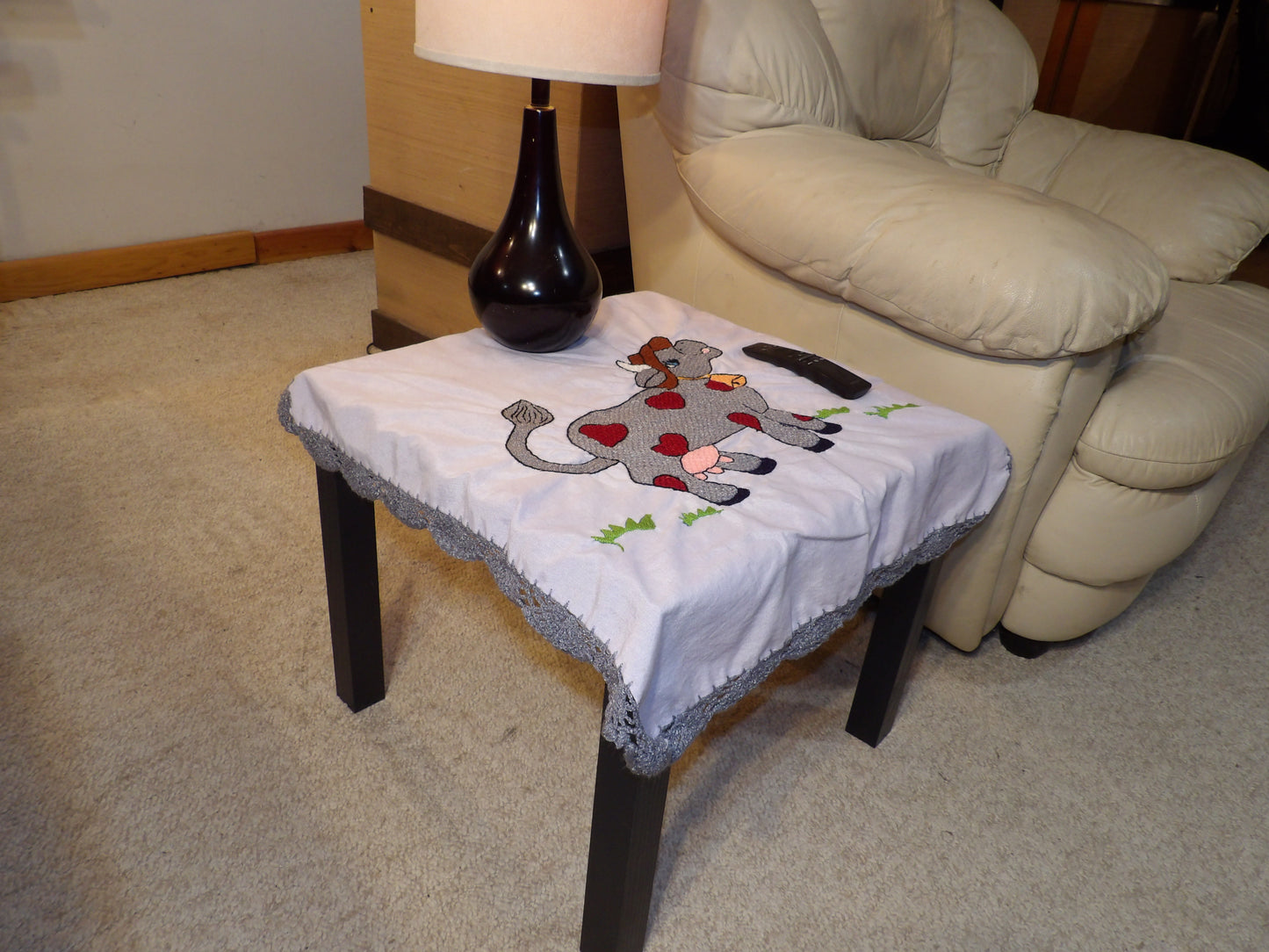 Coffee table or night table cloths hand embroidered (Mantel para mesa de sala o mesa de noche bordado a Mano)