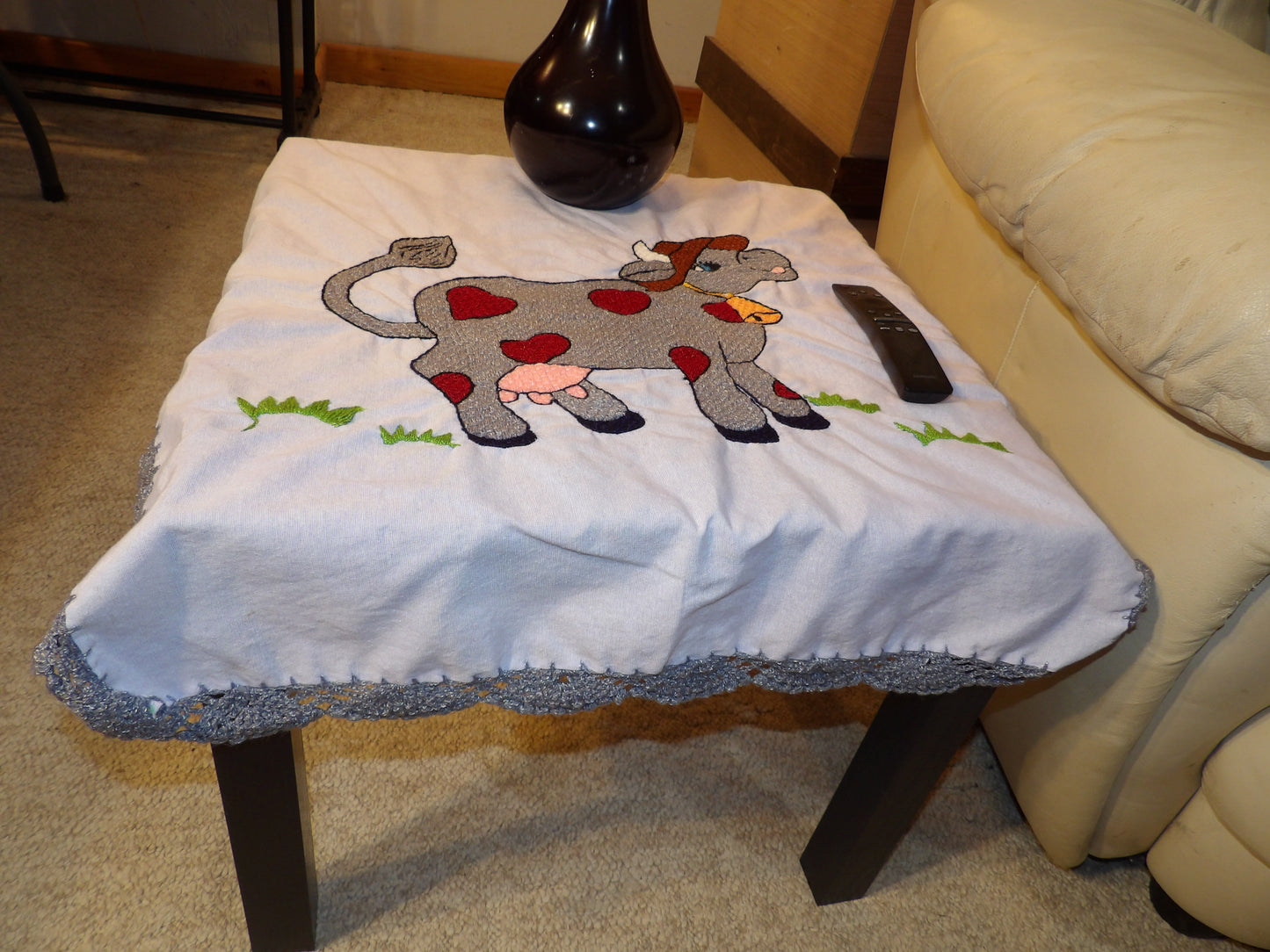 Coffee table or night table cloths hand embroidered (Mantel para mesa de sala o mesa de noche bordado a Mano)