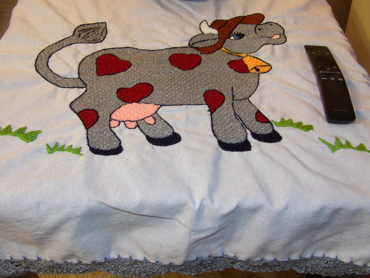 Coffee table or night table cloths hand embroidered (Mantel para mesa de sala o mesa de noche bordado a Mano)