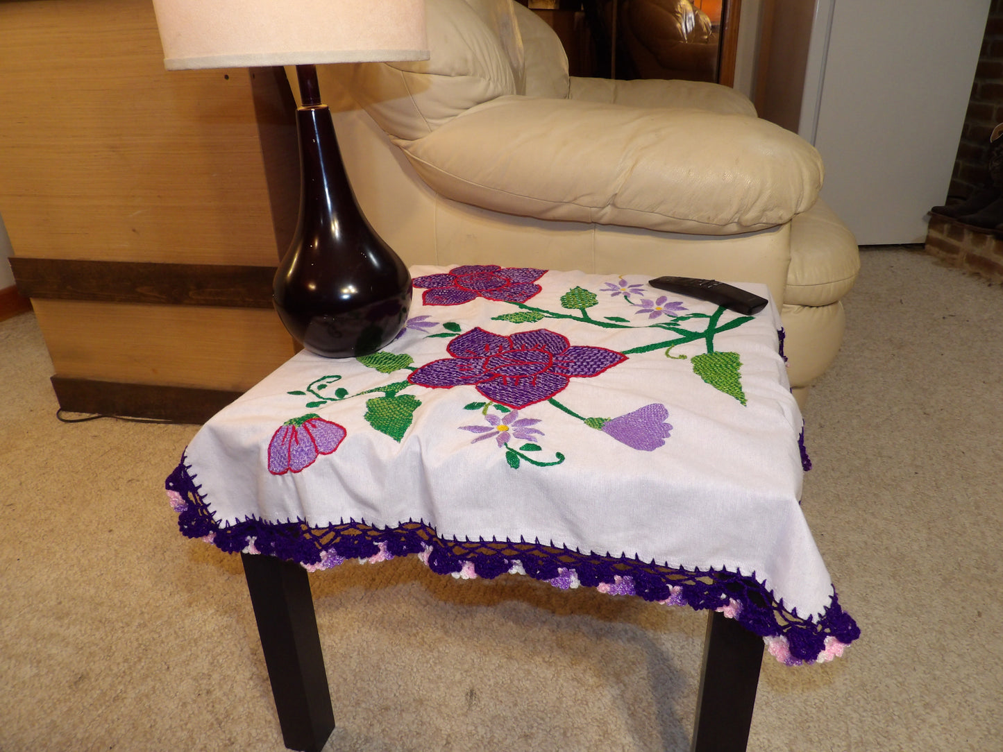Coffee table or night table cloths hand embroidered (Mantel para mesa de sala o mesa de noche bordado a Mano)
