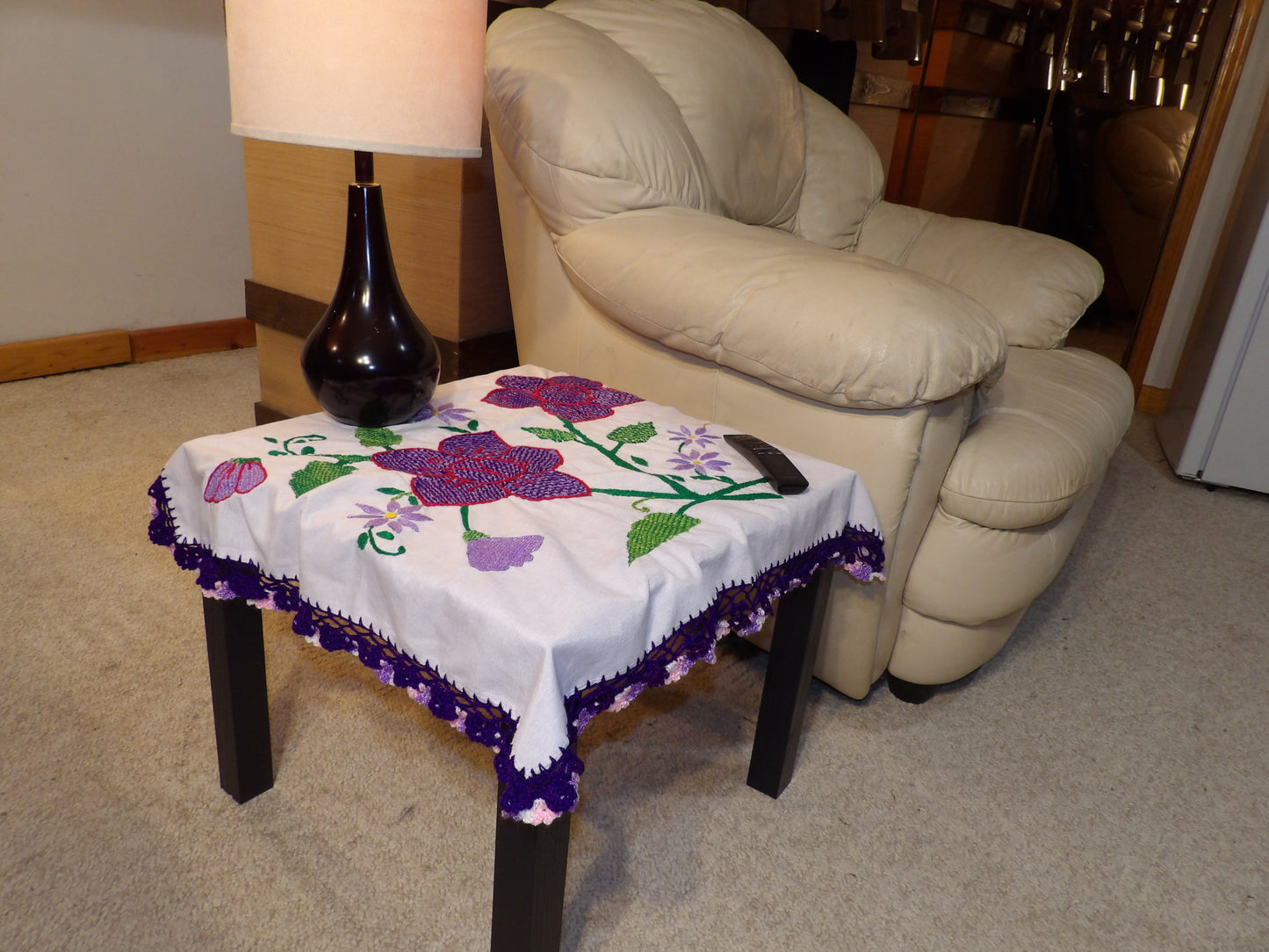 Coffee table or night table cloths hand embroidered (Mantel para mesa de sala o mesa de noche bordado a Mano)