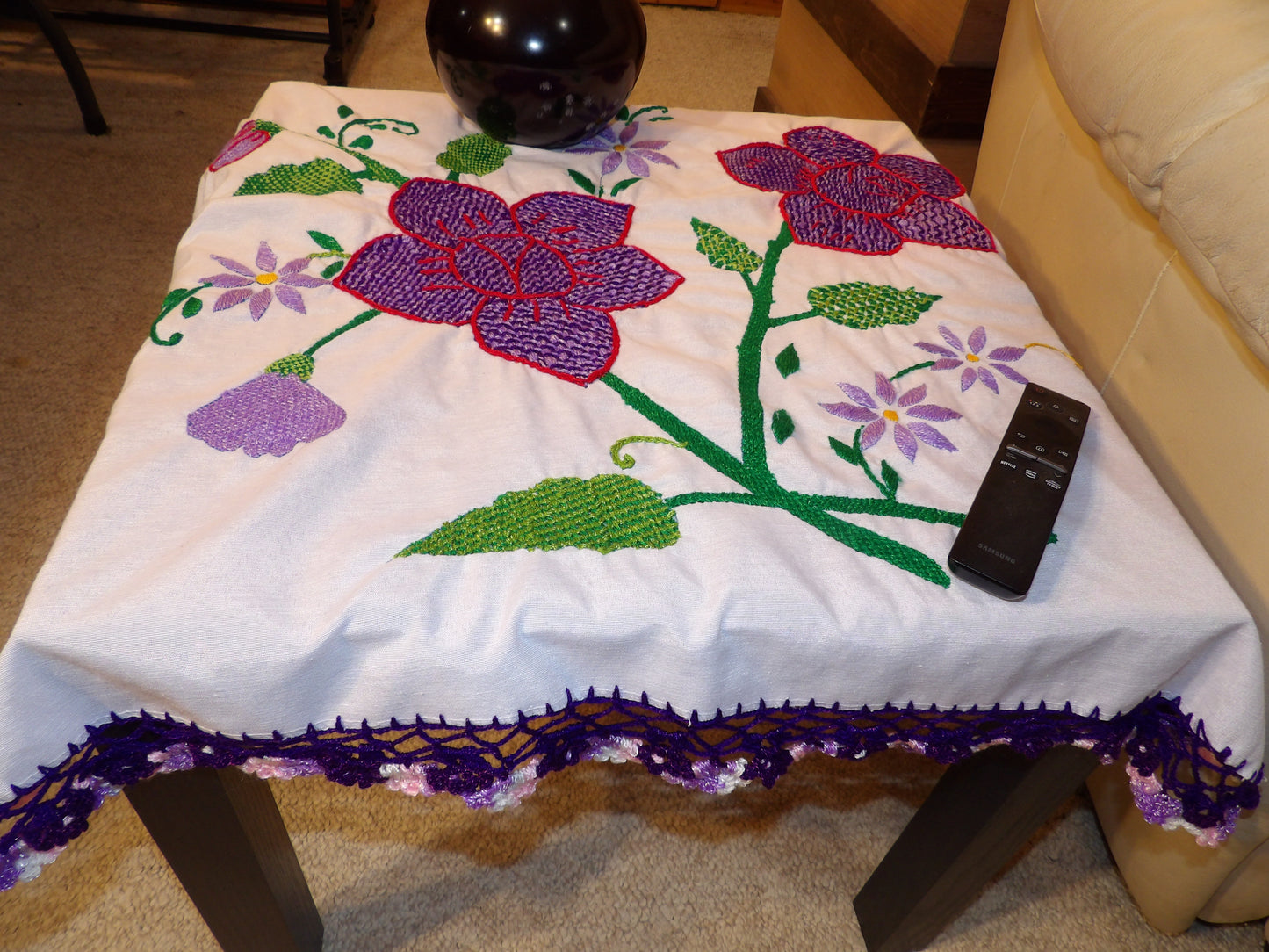 Coffee table or night table cloths hand embroidered (Mantel para mesa de sala o mesa de noche bordado a Mano)