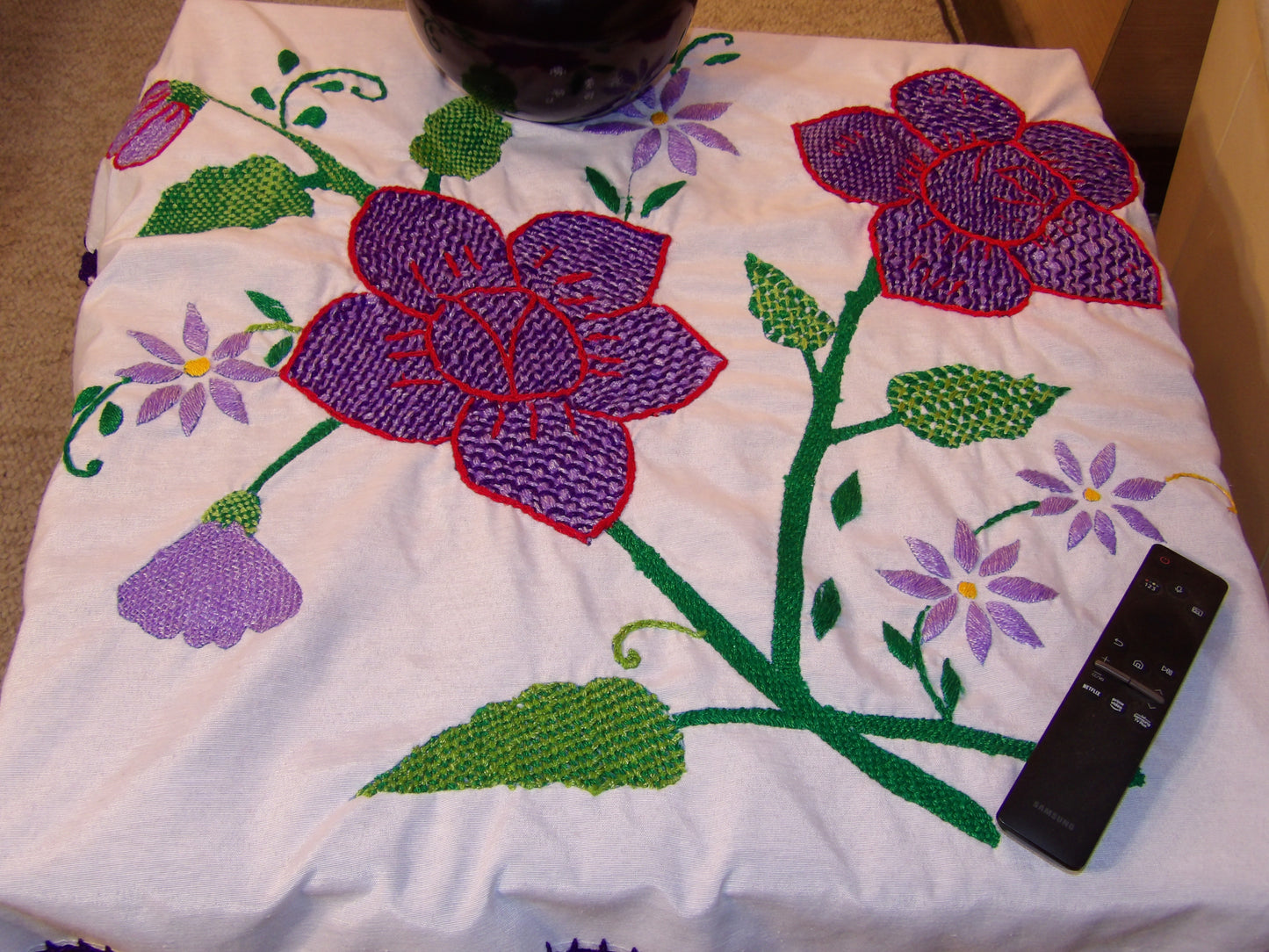 Coffee table or night table cloths hand embroidered (Mantel para mesa de sala o mesa de noche bordado a Mano)
