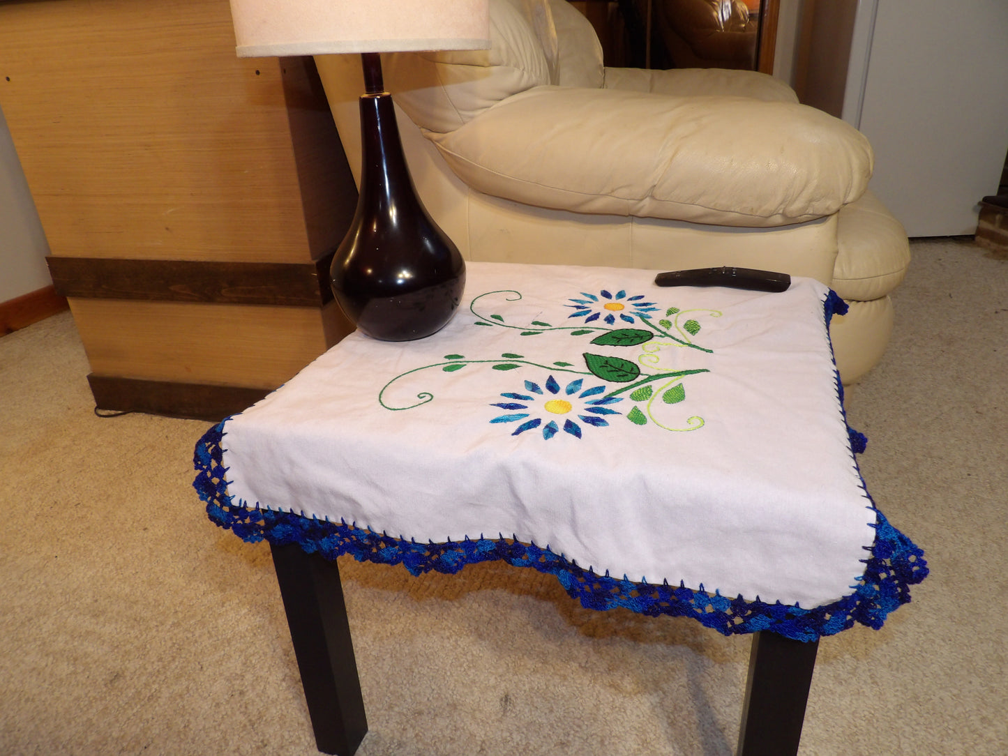Coffee table or night table cloths hand embroidered (Mantel para mesa de sala o mesa de noche bordado a Mano)