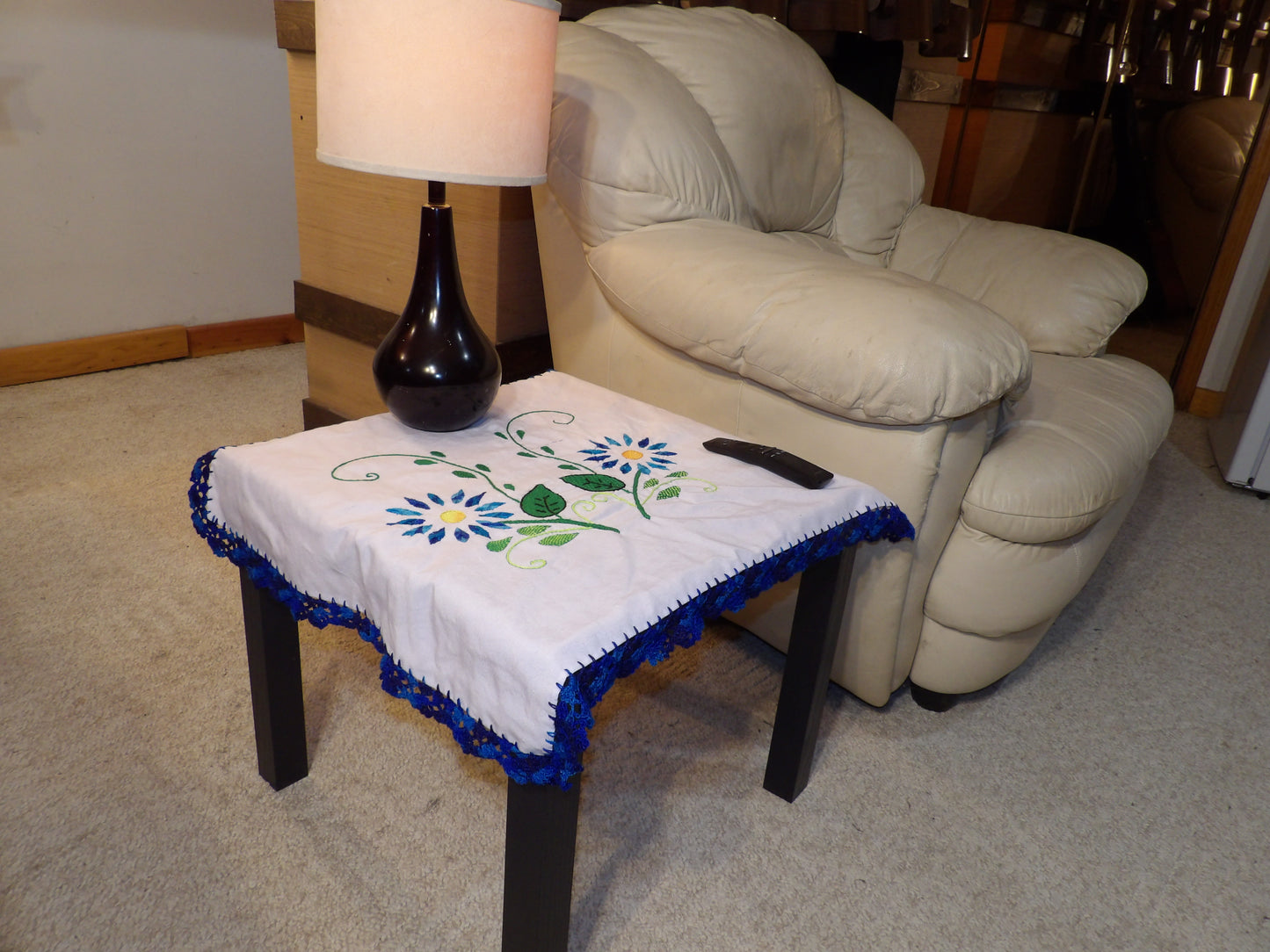 Coffee table or night table cloths hand embroidered (Mantel para mesa de sala o mesa de noche bordado a Mano)