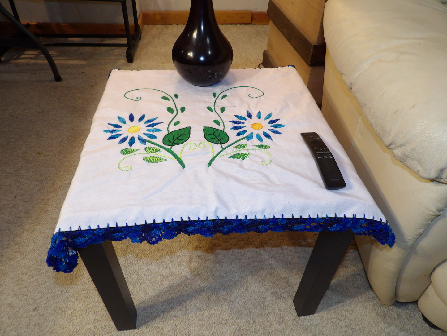 Coffee table or night table cloths hand embroidered (Mantel para mesa de sala o mesa de noche bordado a Mano)