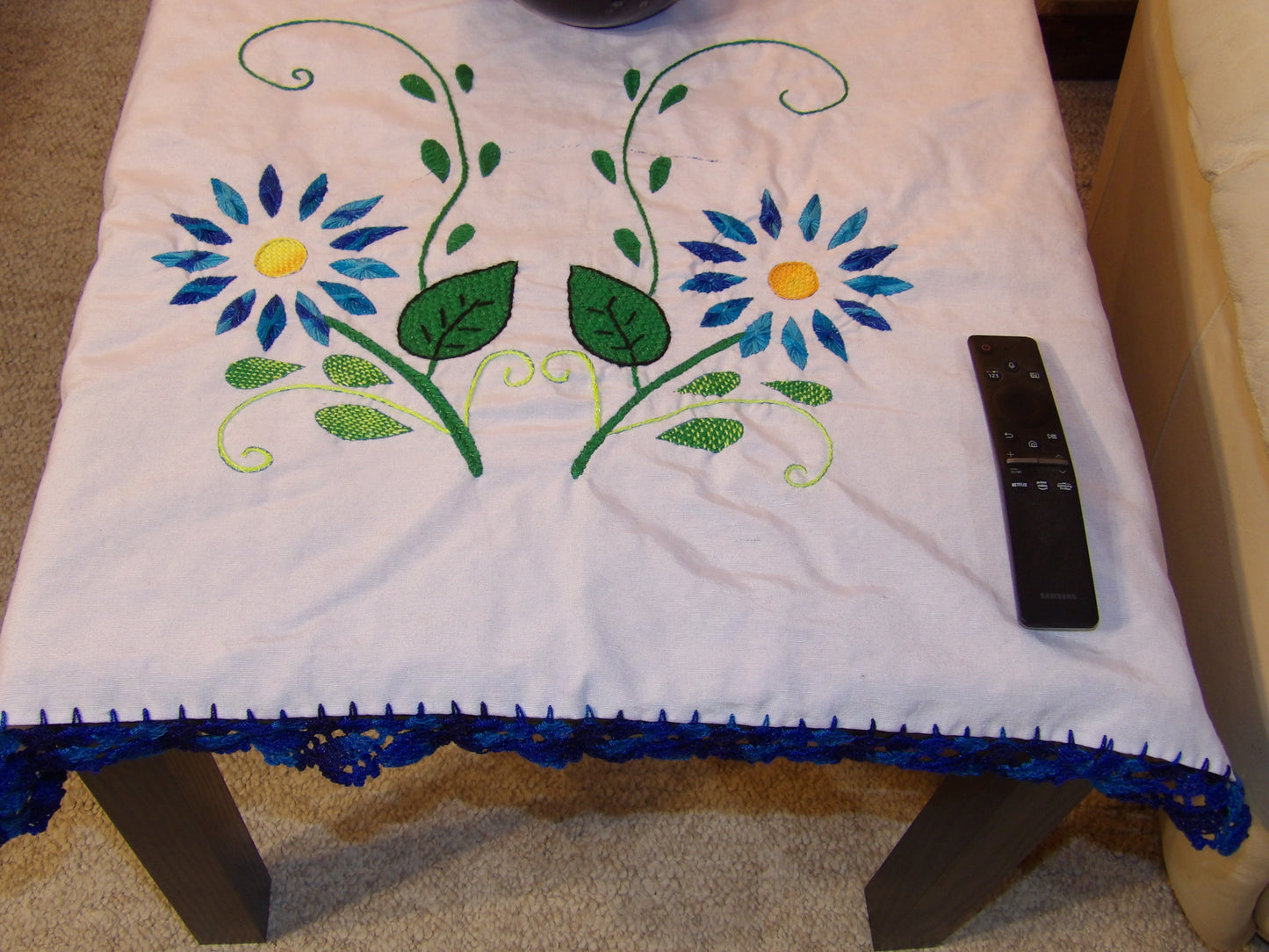 Coffee table or night table cloths hand embroidered (Mantel para mesa de sala o mesa de noche bordado a Mano)
