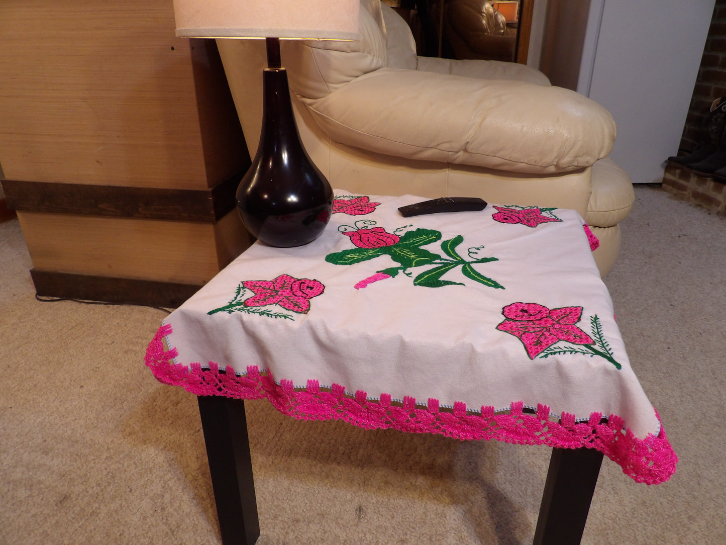 Coffee table cloth hand embroidered (Mantel para mesa de sala bordado a Mano)