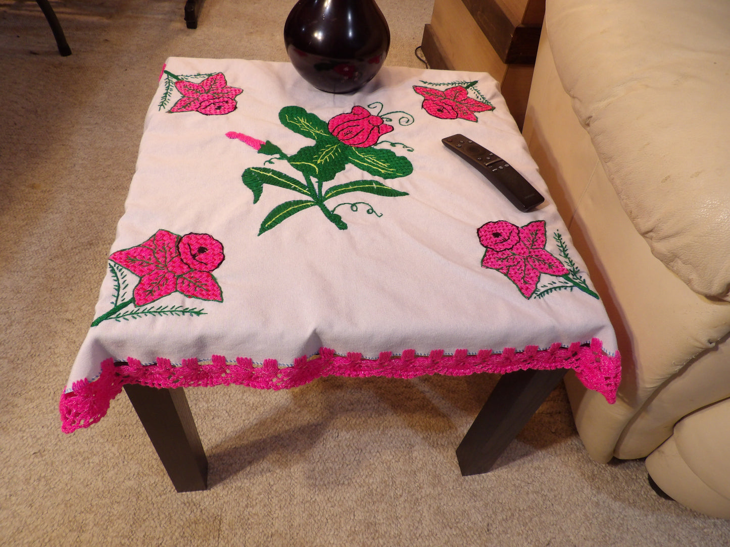 Coffee table cloth hand embroidered (Mantel para mesa de sala bordado a Mano)