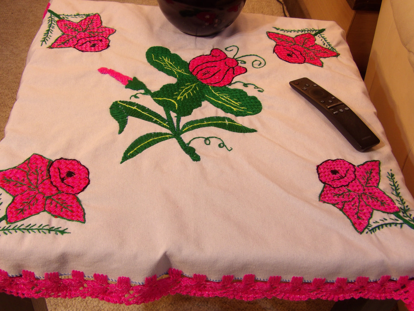 Coffee table cloth hand embroidered (Mantel para mesa de sala bordado a Mano)