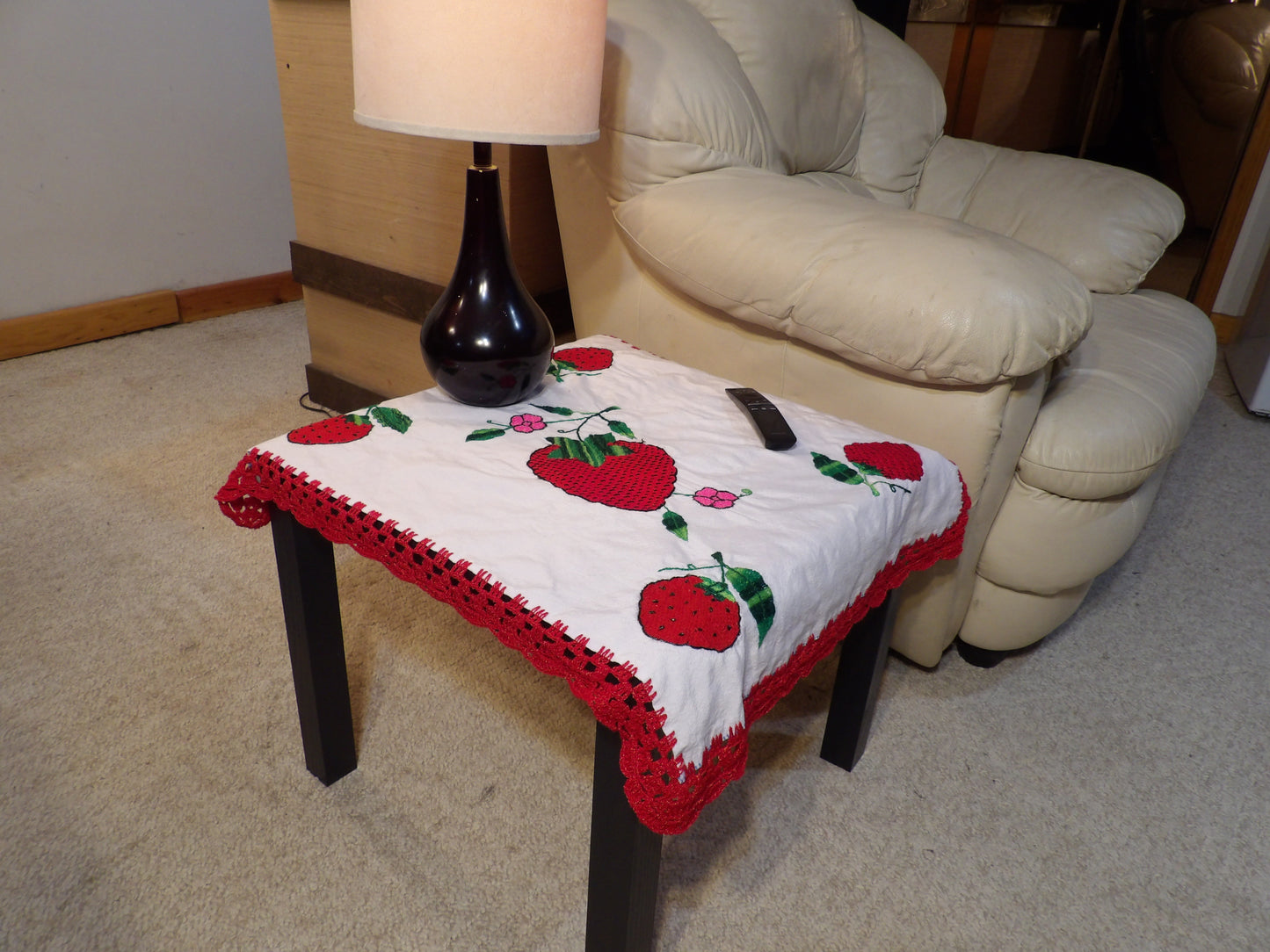 Coffee table cloth hand embroidered (Mantel para mesa de sala bordado a Mano)