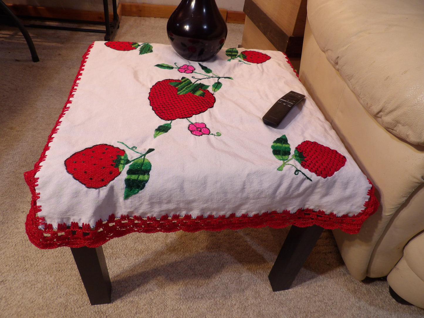 Coffee table cloth hand embroidered (Mantel para mesa de sala bordado a Mano)