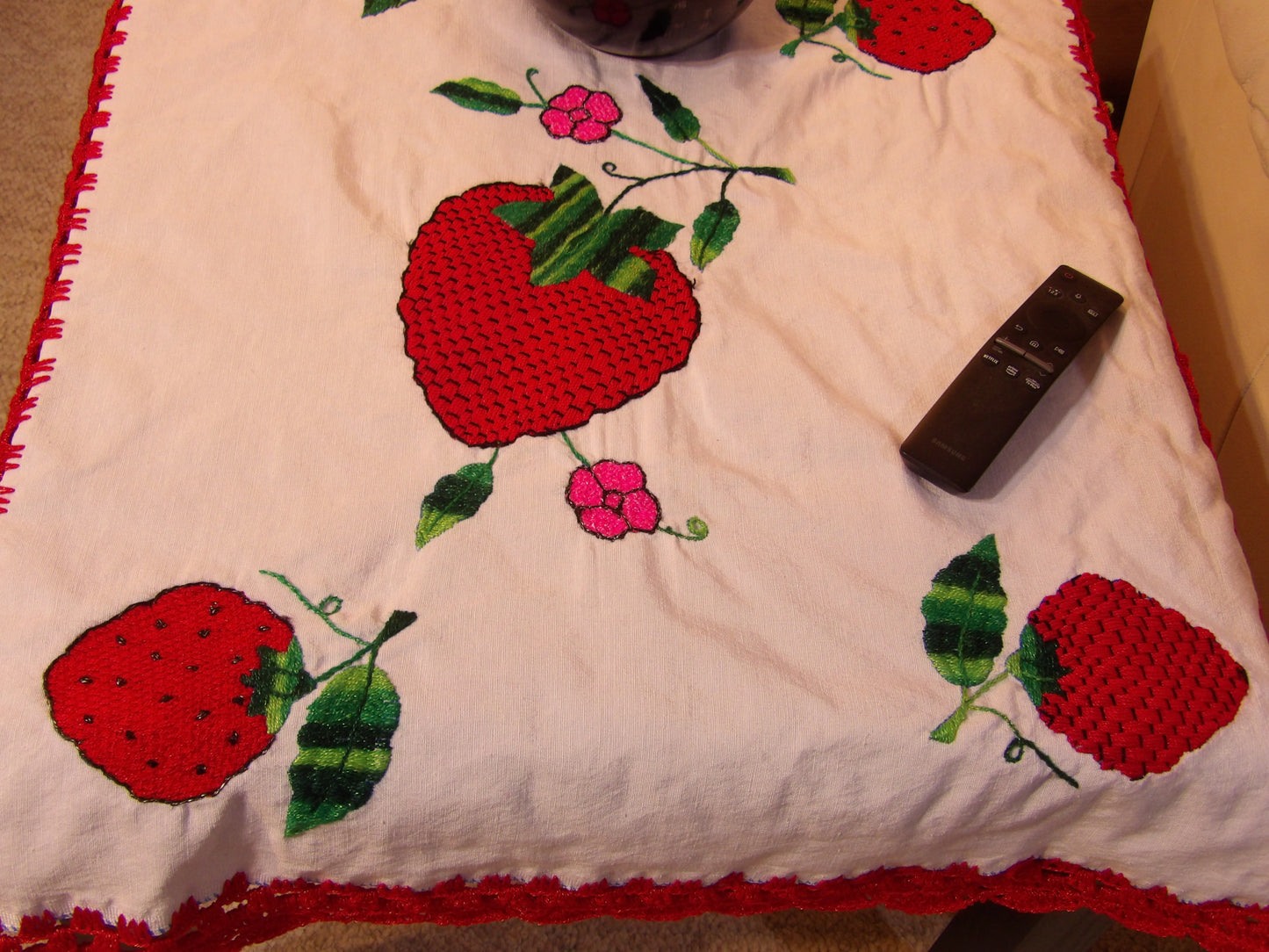 Coffee table cloth hand embroidered (Mantel para mesa de sala bordado a Mano)