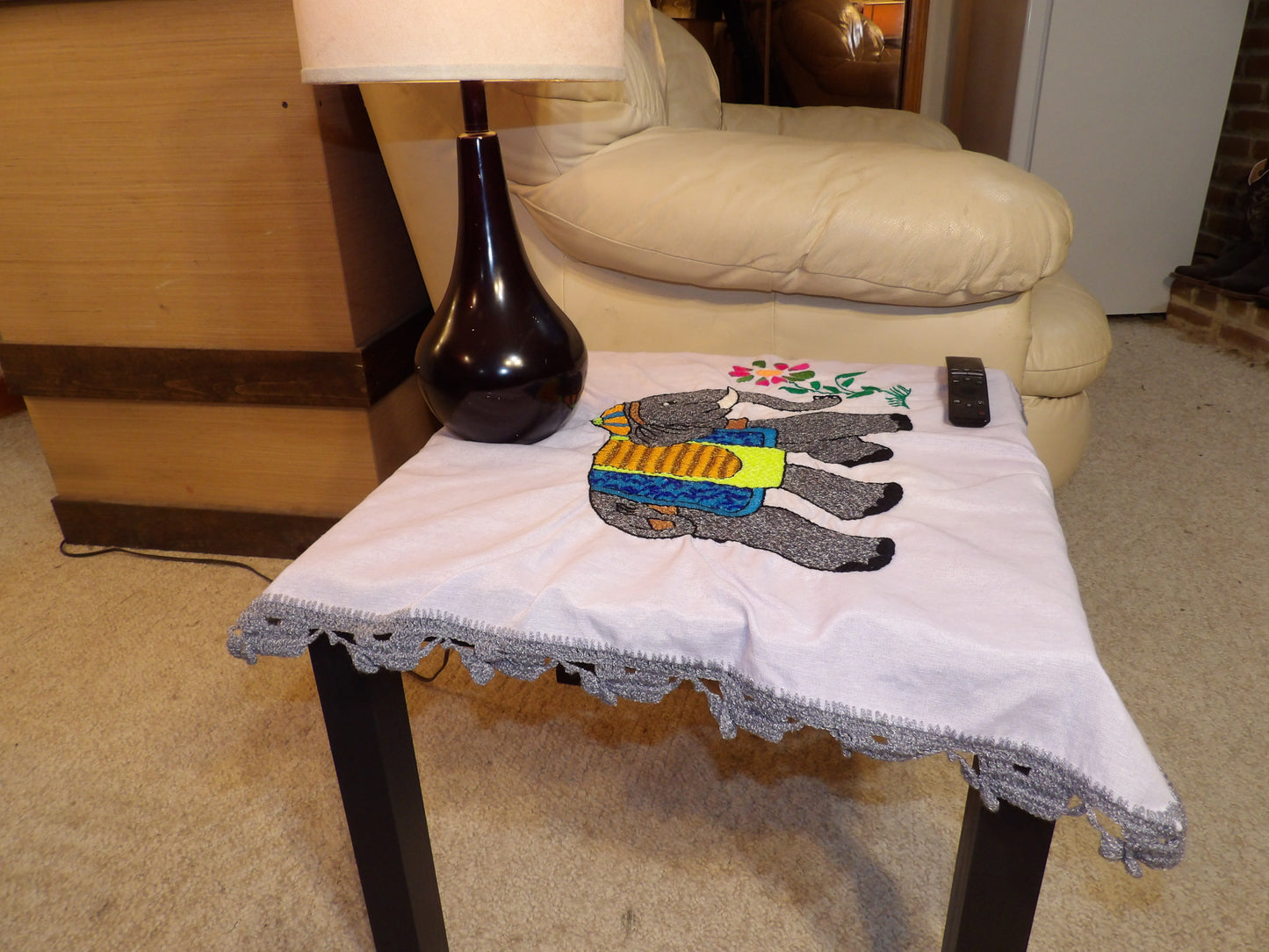Coffee table cloth hand embroidered (Mantel para mesa de sala bordado a Mano)
