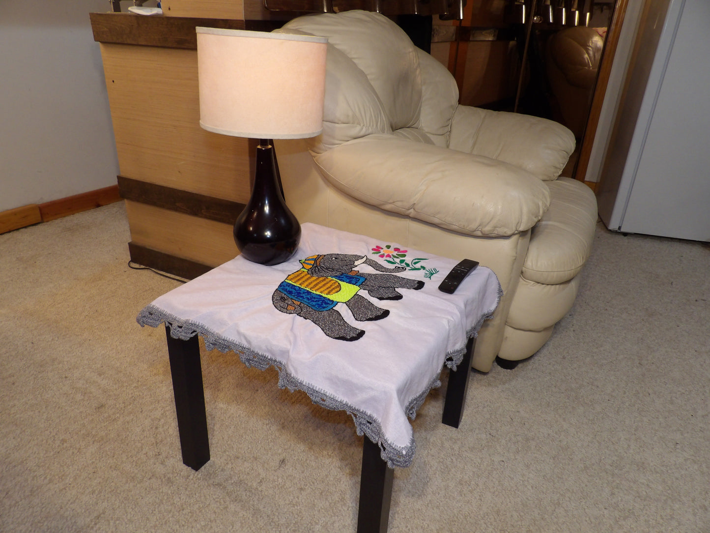 Coffee table cloth hand embroidered (Mantel para mesa de sala bordado a Mano)