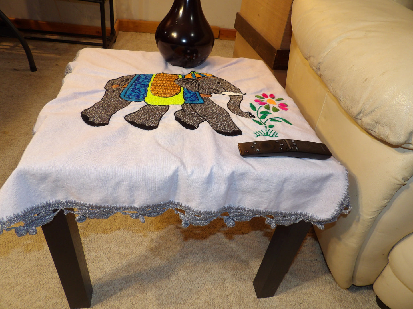 Coffee table cloth hand embroidered (Mantel para mesa de sala bordado a Mano)