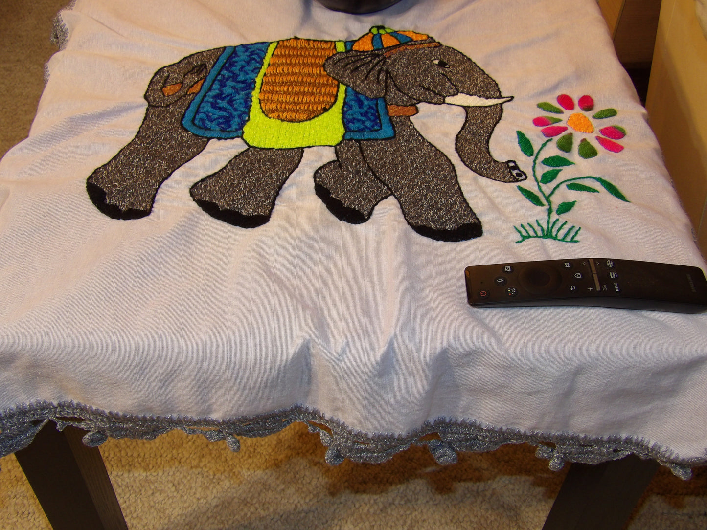 Coffee table cloth hand embroidered (Mantel para mesa de sala bordado a Mano)