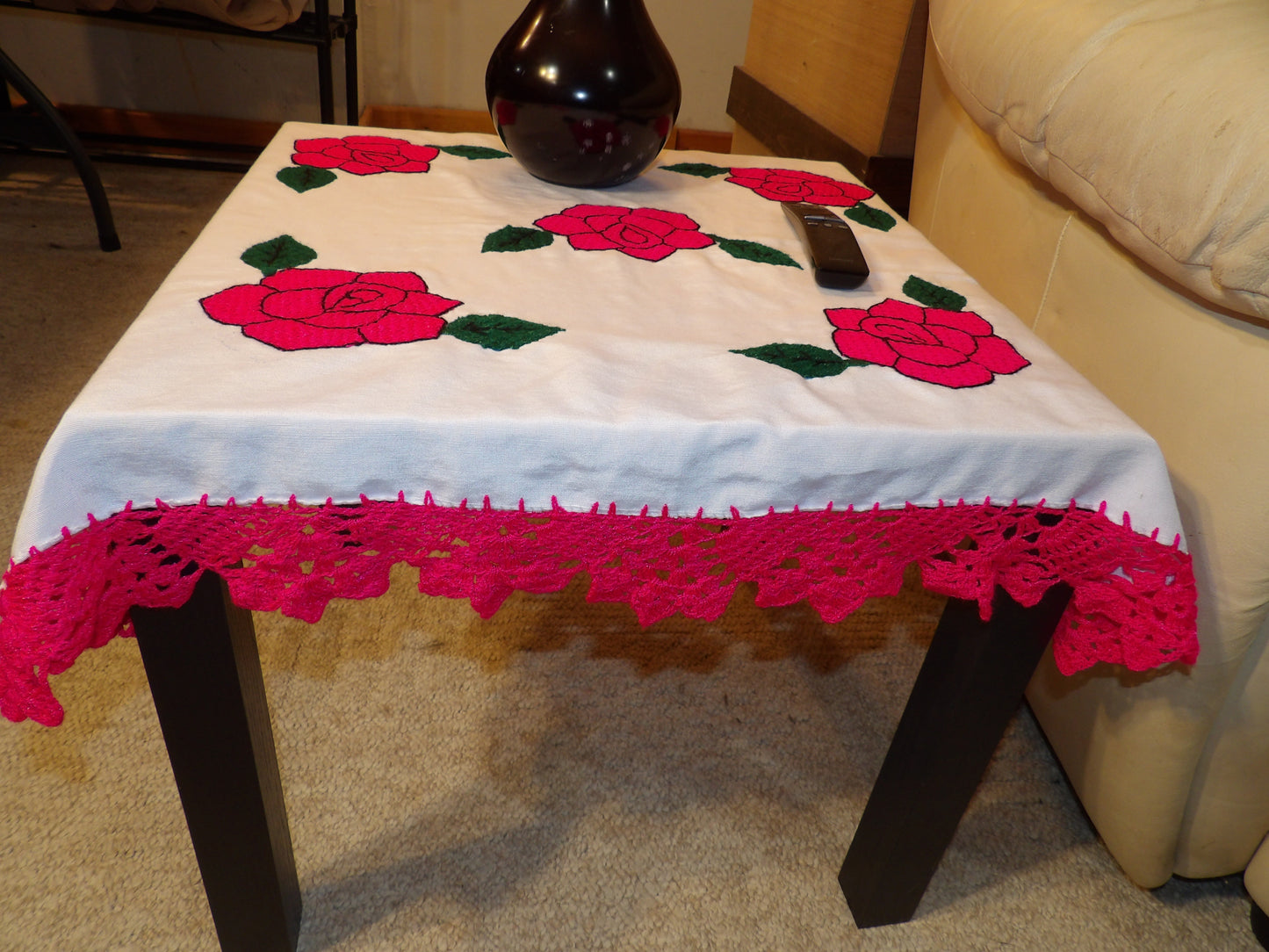 Coffee table cloth hand embroidered (Mantel para mesa de sala bordado a Mano)