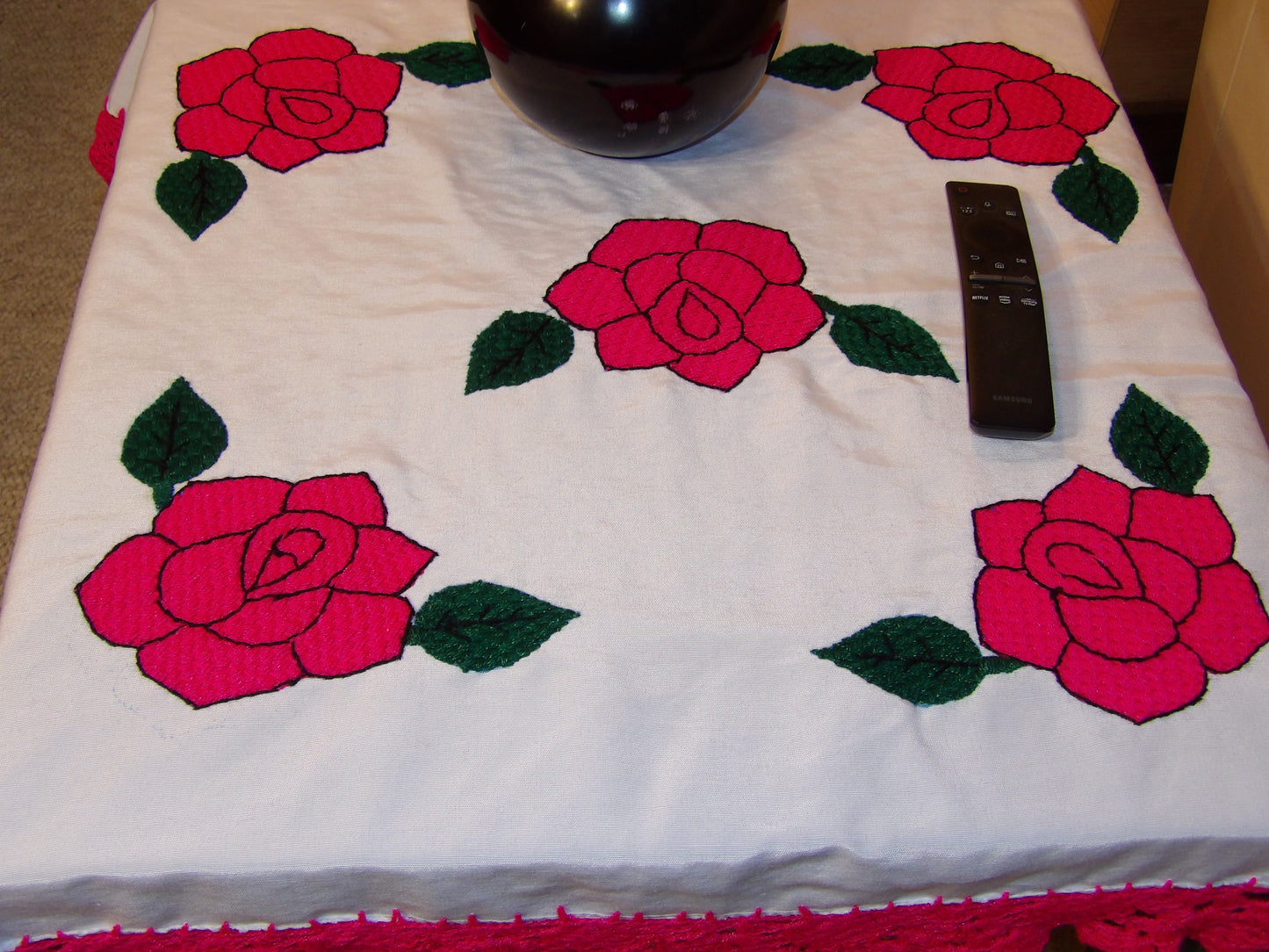 Coffee table cloth hand embroidered (Mantel para mesa de sala bordado a Mano)