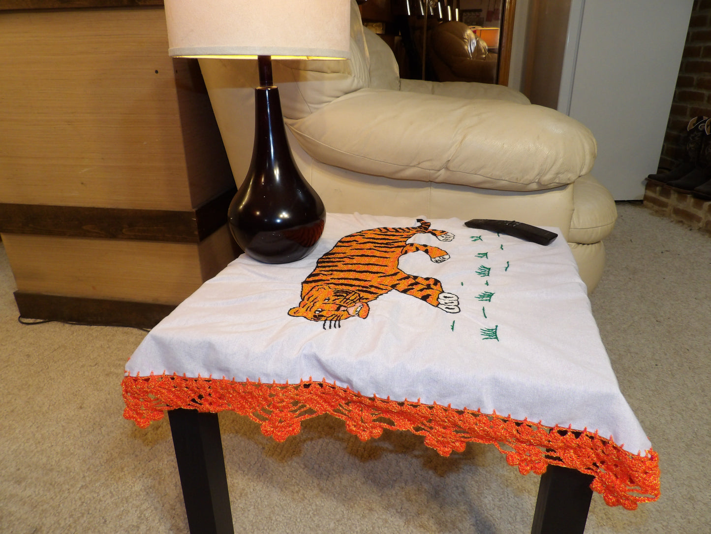 Coffee table cloth hand embroidered (Mantel para mesa de sala bordado a Mano)